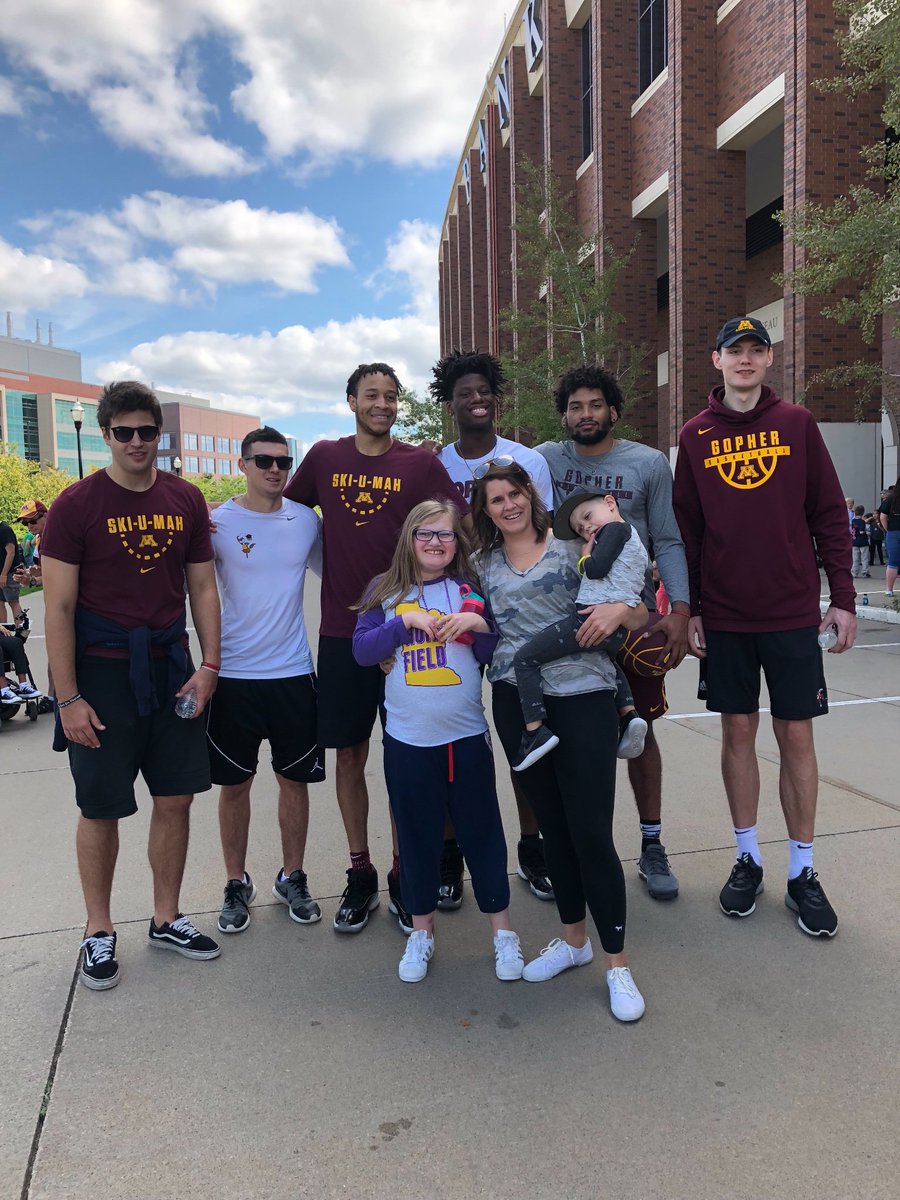 anissa1's tweet photo. Hope Kids and @GopherMBB! #HopeDay https://t.co/H3b5lhZK61