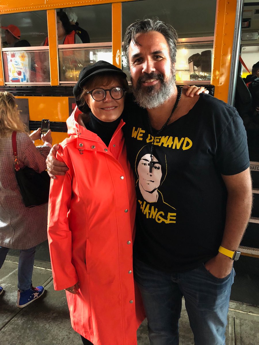 ChangeTheRefBus's tweet image. Two awesome activists changing the world. ⁦@manueloliver00⁩ ⁦@SusanSarandon⁩ #EndGunViolence  #VoteThemOut