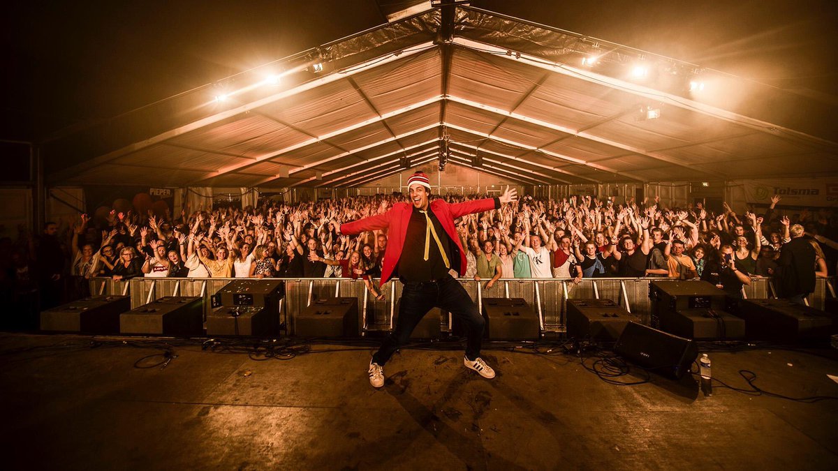 Wat een vette afsluiting van <a href="/StEP_Pieper/">Pieperfestival</a>. Compliment voor de organisatie en alle vrijwilligers. Top samenwerking met <a href="/LuimesAV/">Luimes AV</a> en natuurlijk <a href="/SlumpCatering/">Slump Catering</a> &amp; <a href="/eventcateringbv/">Event Catering B.V.</a> . Productie: 123Boekingen.nl. #Pieperfestival wat was je geweldig...