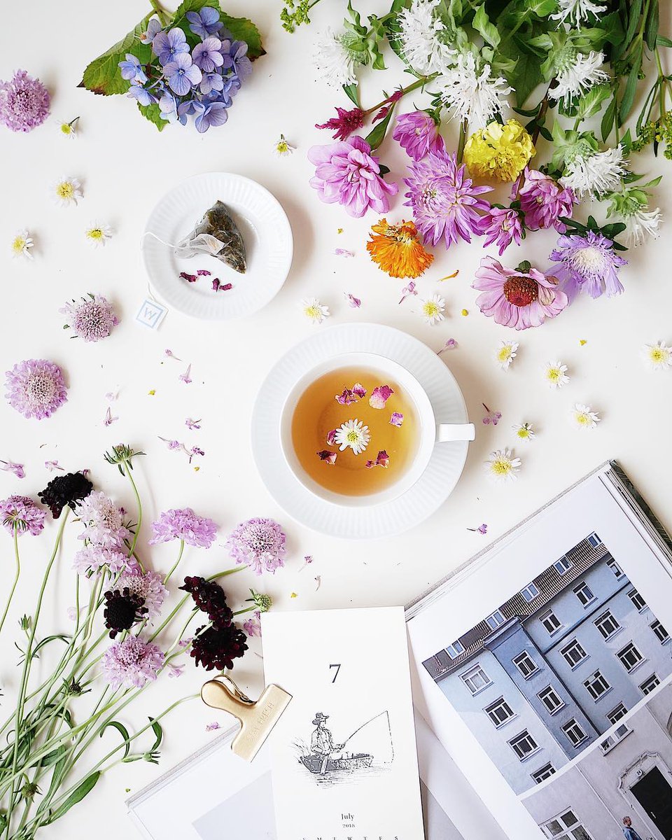 Keep life simple ☕️🌺 A beautiful moment to yourself with fruit tea, florals and Wedgwood 💙 photography from yoko.k.0119 on Instagram.