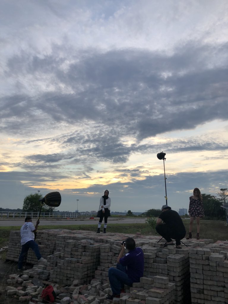 1syamsulariff's tweet photo. Selesai sesi #BelajarFotoJB sebelah pagi, petangnya ada sesi ilmu lighting dan off camera flash di Danga Bay dengan duta #OnsmoLighting x #IkutGerakHati 

Saya tukang pegang lampu je, ini salah satu hasil gambar peserta yang hadir. https://t.co/OsGe2mYF2l