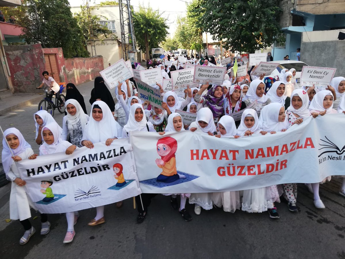#Batman`da 7-10 yaş arası erkek ve kız çocukları namaz aşkını tüm Batman halkına haykırdı.
#HayatNamazlaGüzeldir