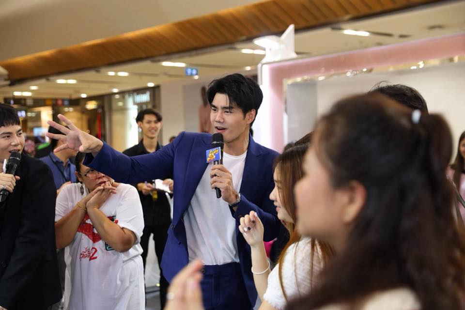 ppdhsj's tweet photo. ภาพบรรยากาศบูท PERFECT WOW DEALS 
ในวันอาทิตย์ ระเบิดความสุข กับ special talk 
จากแก็งค์ ไดอารี่ตุ๊ดซี่ส์ คิม-กัส-กอล์ฟ
https://t.co/87VTofgs5T https://t.co/2sn1x0o5hM