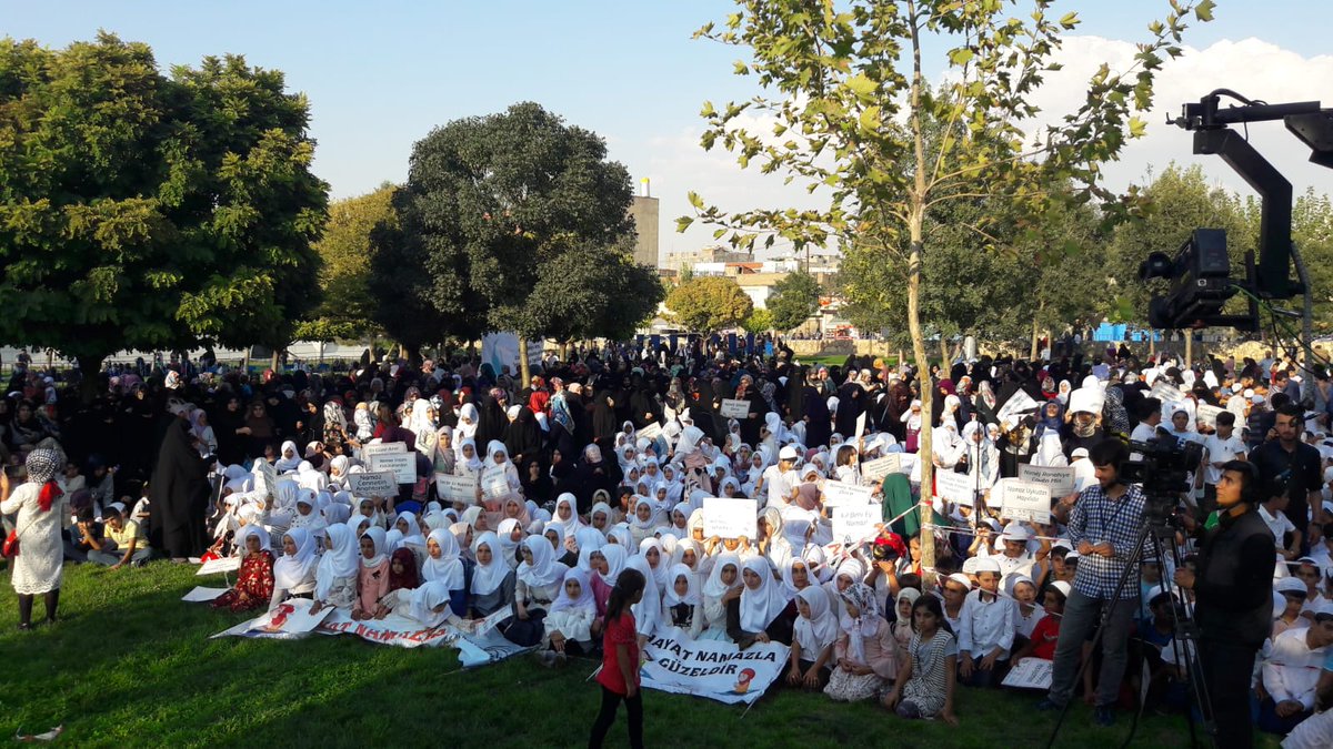 Geleceğin teminatı olan #Batman`lı kız ve erkek çocukları 15 günlük Namaz eğitimi ardında final programı için meydanları hınca hınc doldurdu.
#HayatNamazlaGüzeldir