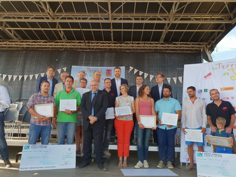 Une belle photo de famille pour clôturer cette 8e édition du concours <a href="/GrainesAgri/">Graines d'Agriculteurs</a> ! 👨🏻‍🌾👩🏻‍🌾👨🏻‍🌾