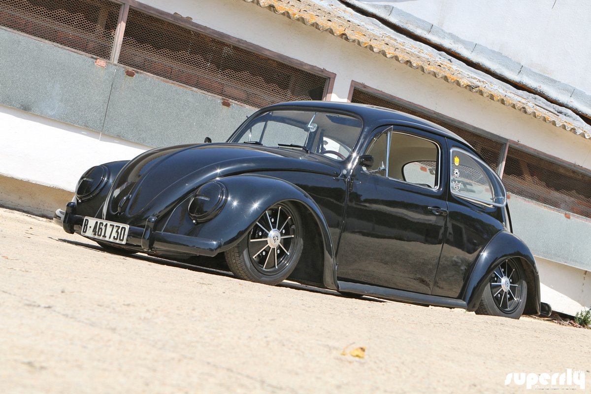 SuperFlyAutos's tweet photo. Carlos and the rest of the #Panscraper crew got busy stripping the #VW #Beetle for its makeover. Well worth to check it out. https://t.co/uiFF1v8A1f https://t.co/mVhAtElbNV