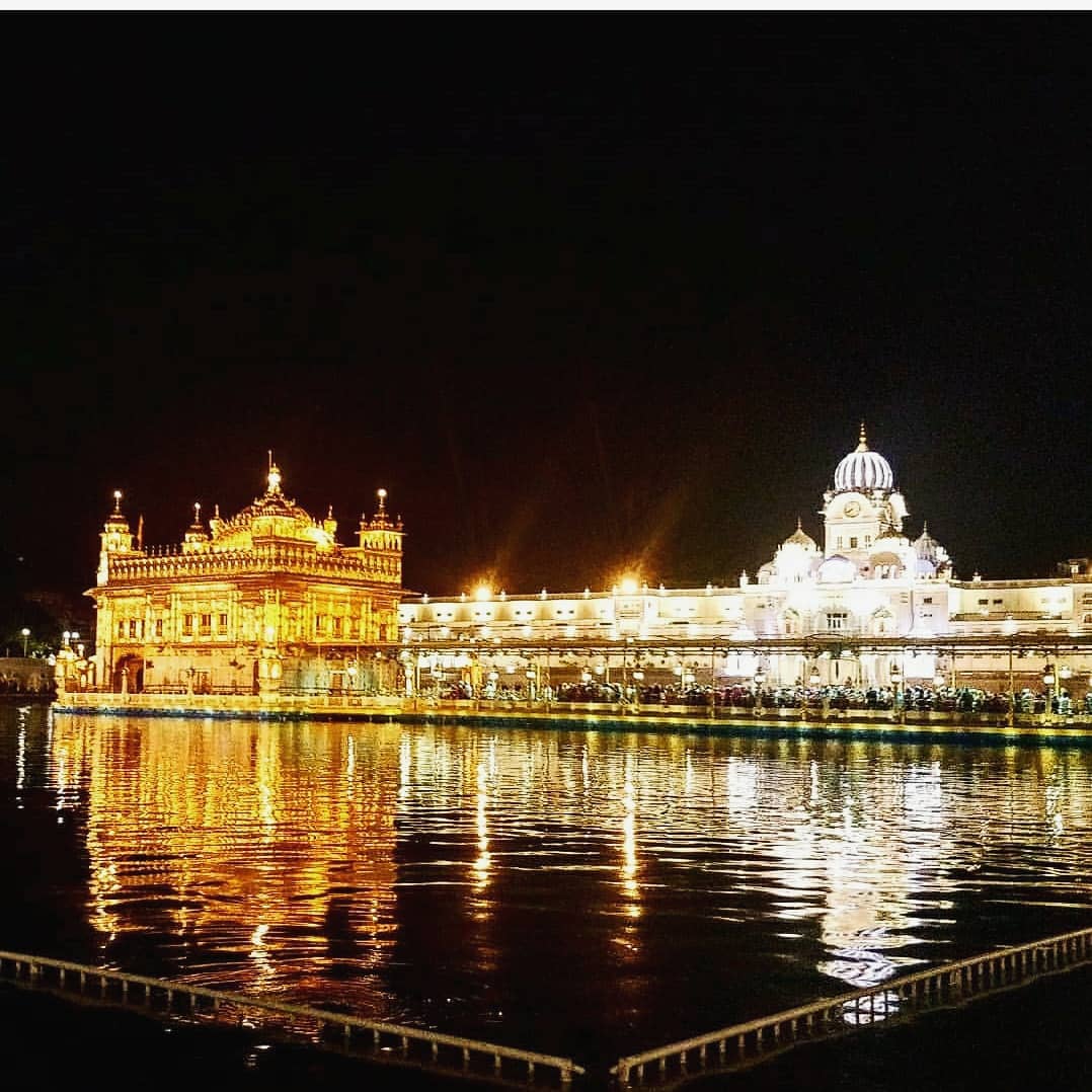 The peace and calm here transcends religious and cultural barriers. It's like the blessing bestowed upon you physically walks out with you.a visit to the  #Goldentemple ...
Sharing the blessings with all of you ..
#wahegurujikakhalsa #wahegurujikifateh