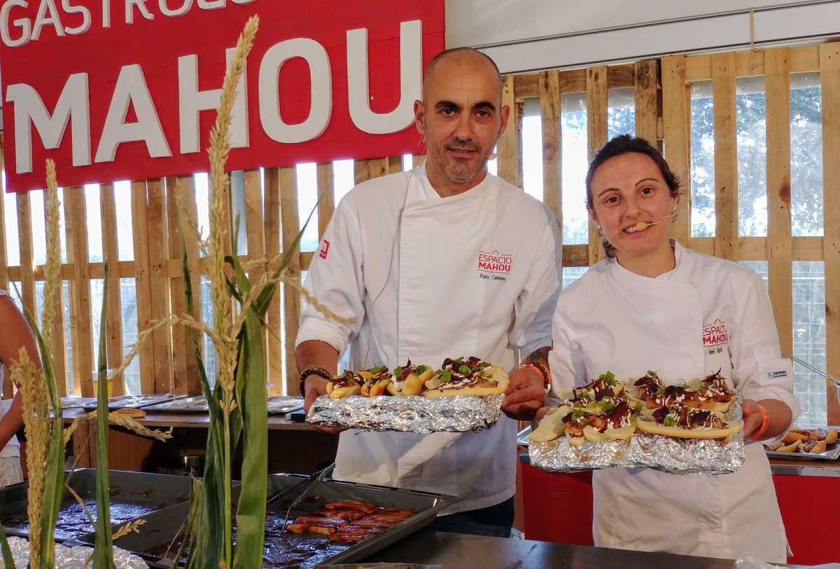 En el Gastroespacio Mahou del #FestivalDeLaLuz el sabor lo ponen los mejores chefs de la 'nova cociña galega' 
#Showcooking con Rafa e Inés del restaurante Maruja Limón de #Vigo