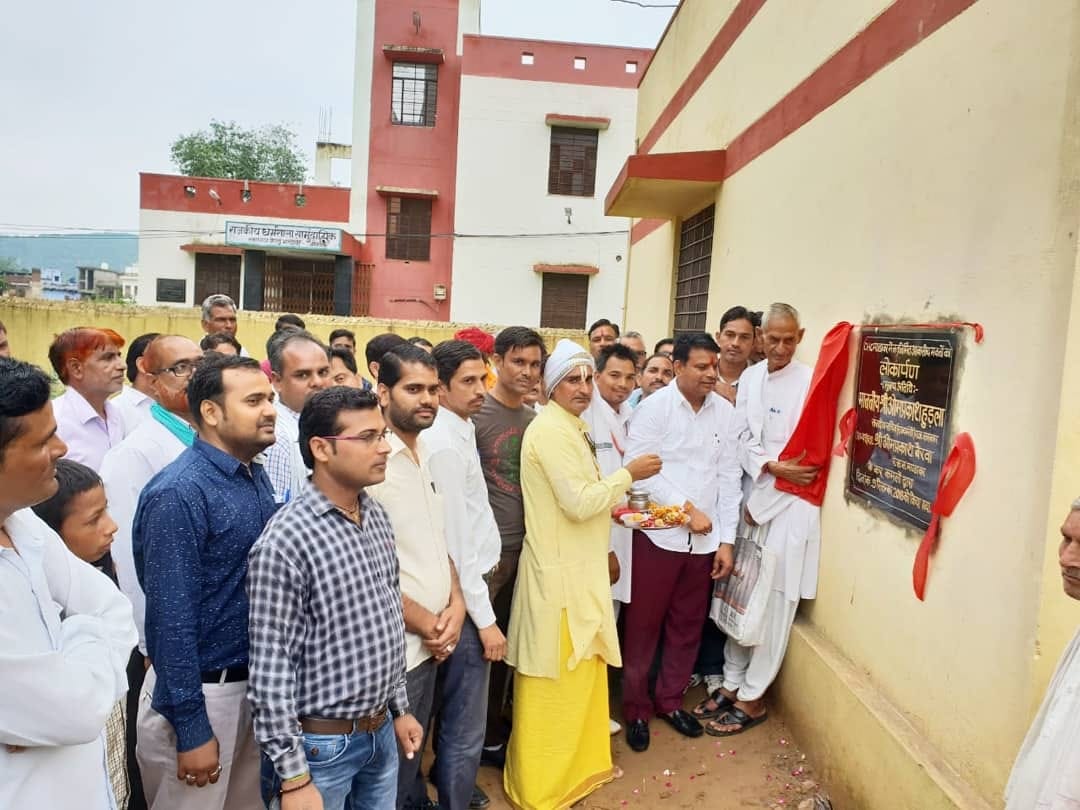 NemiMeena13's tweet photo. #आज_मण्डावर_में_सर्वसमाजी #जनसेवक_ओमप्रकाश_हुडला_जी (#राज्यमंत्री) राज.सरकार ने निम्न विकास कार्यों का उदघाटन किया 1.सामुदायिक स्वास्थ्य केन्द्र मण्डावर में सोनोग्राफी मशीन का शुभारंभ 
2.मण्डावर सामुदायिक स्वास्थ्य केन्द्र में नवनिर्मित डॉक्टर्स क्वाटर्स का लोकार्पण https://t.co/qqvIpkg96p