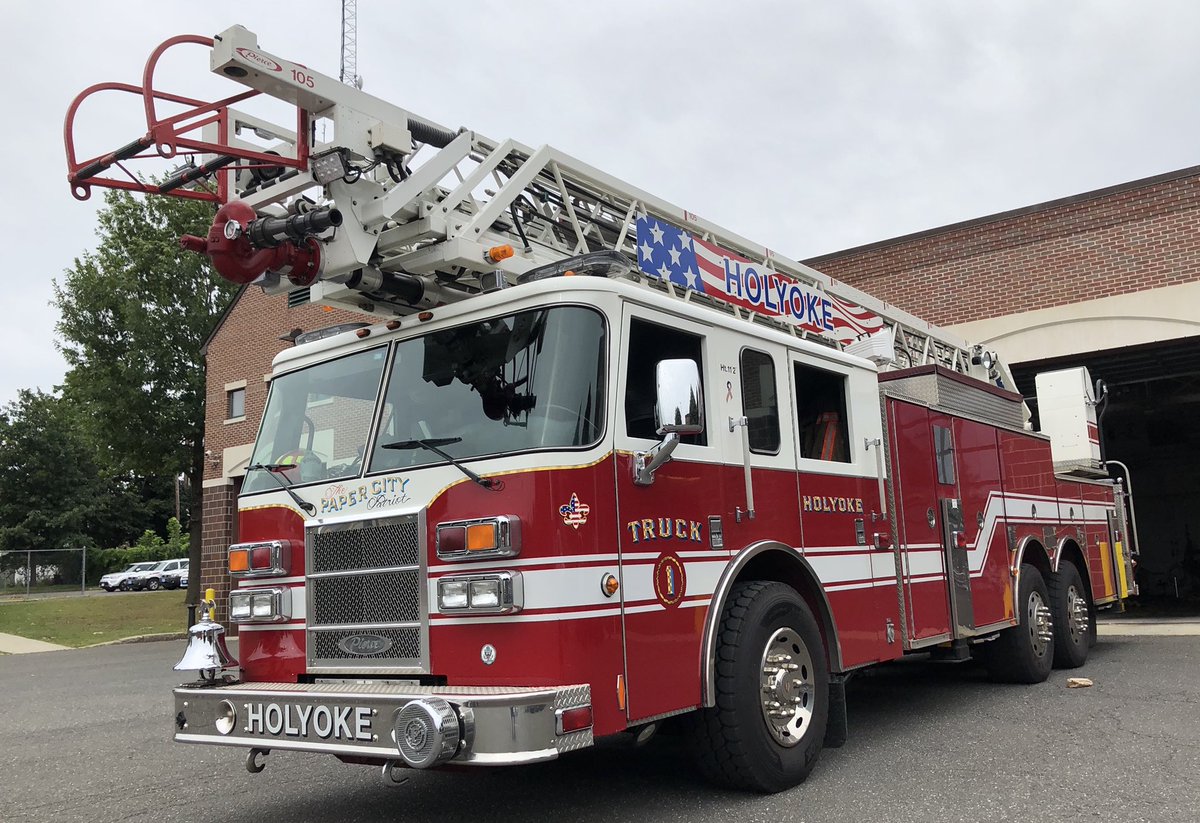 JDeforest1717's tweet image. @ctfirephoto @Local1693 @tattedupjake @PierceMfg “Paper City Patriot”. Holyoke Truck 1 2002 RMA Pierce Dash 105’ #HFD #local1693 #papercitypatriot #flats #ladder #pierce #pride #HQ #ctfire #ctfirephoto