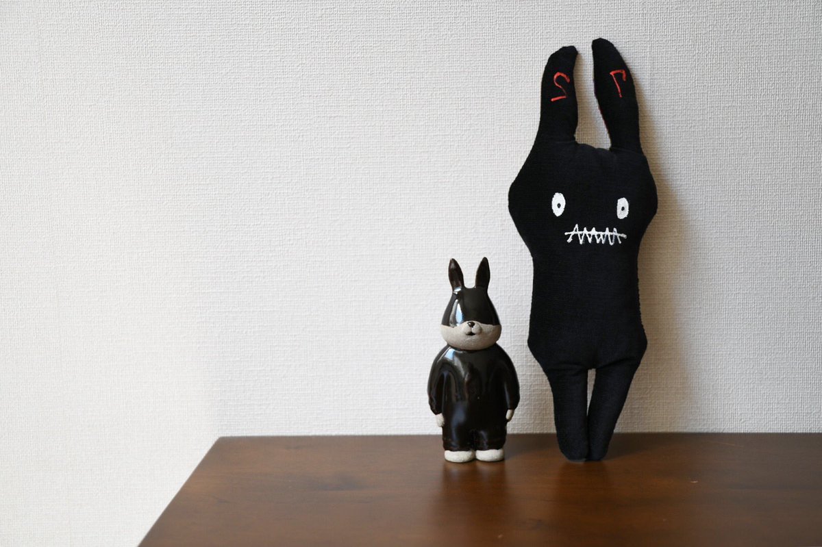 ogumaga_studio's tweet photo. (わが家の黒いうさぎ⁈) 右:merya さん作品。左:ゆはらやすひとさん作品。偶然の黒いうさぎ。素敵な作品をありがとうございます！
#merya #ゆはらやすひと #うさぎ #黒いうさぎ https://t.co/QQEO629WiL