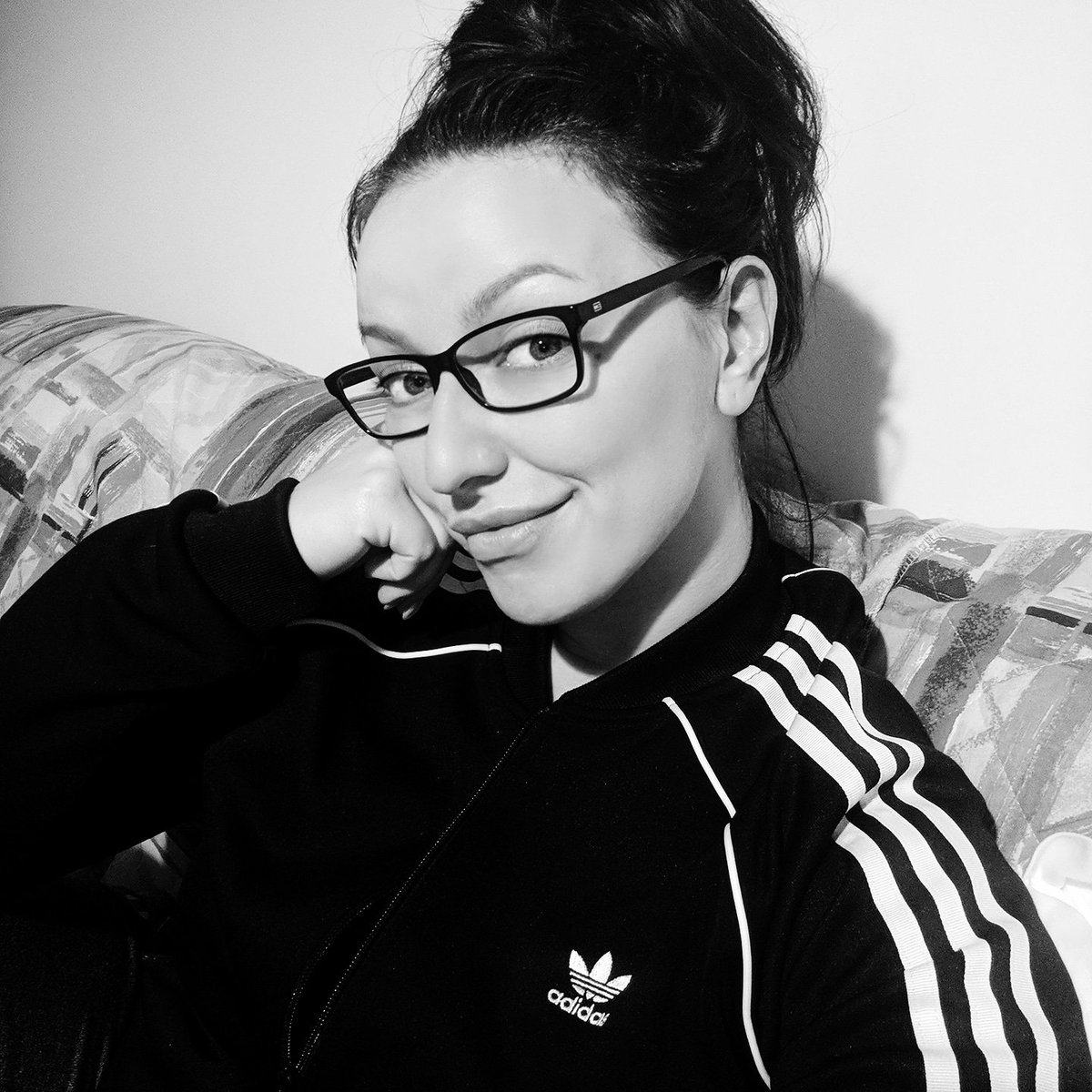 missnonamona's tweet image. Me: Think I might read for a bit
Also me: I&apos;m too tired to concentrate so I&apos;ll just take a selfie. #millennialproblems