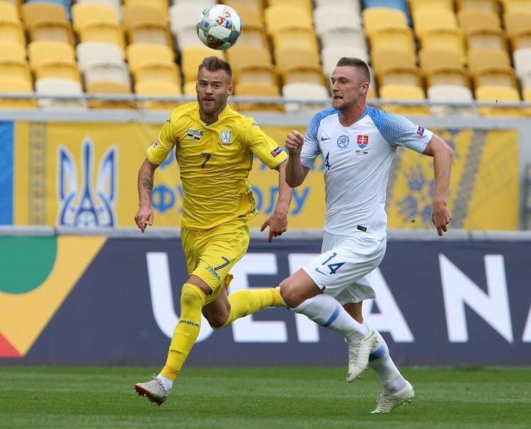 Yarmolenko persigue un balón.