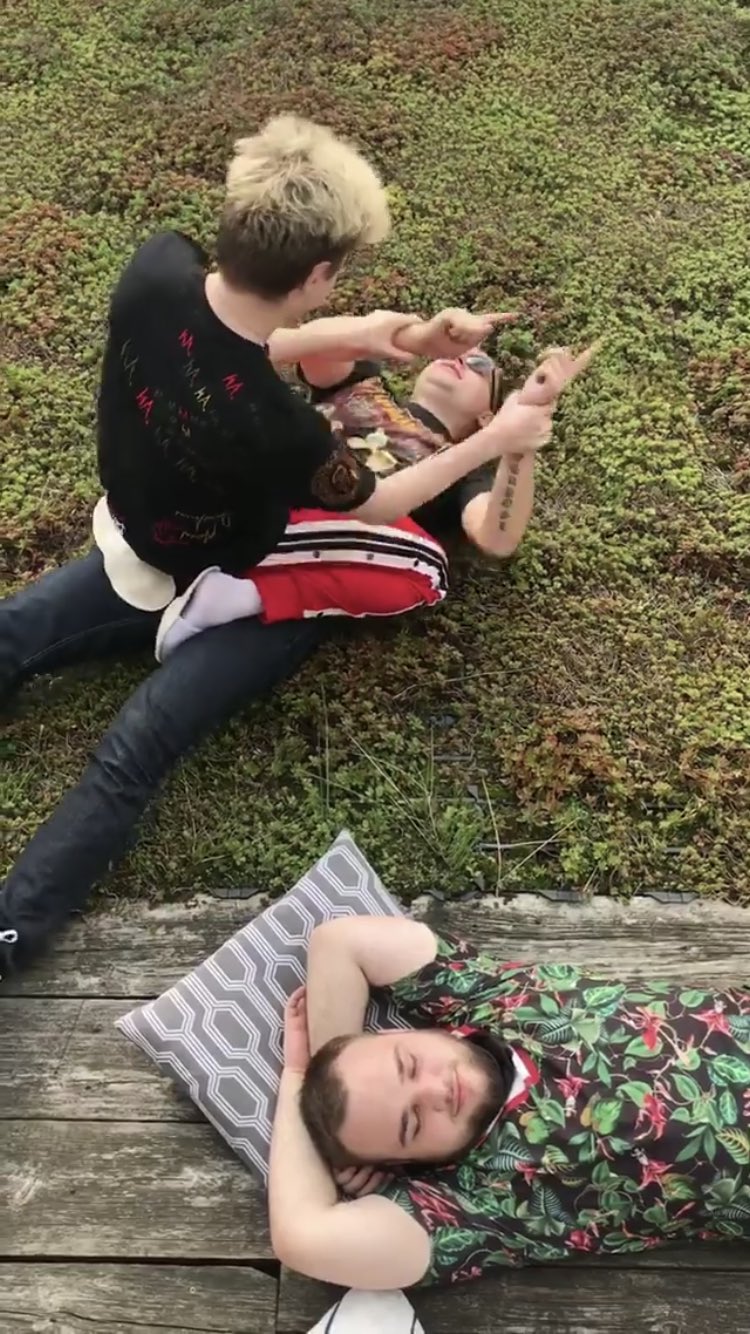 DmqYJprXoAAK0CP.jpg:large