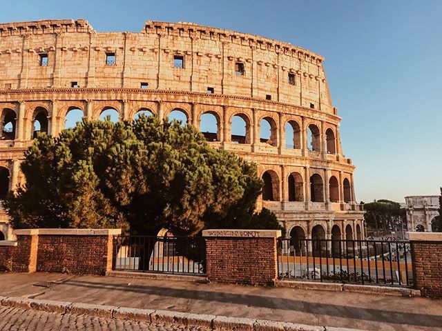 Golden hour at the Colosseum ✨ It’s absolutely magical! And the crowds seem to die down, too! Perfect time to explore the sites of Rome, if you ask us, which is why we have a Sunset Walking Tour! 😊 #iliveitaly #goldenhour #iloverome ift.tt/2O1zswe