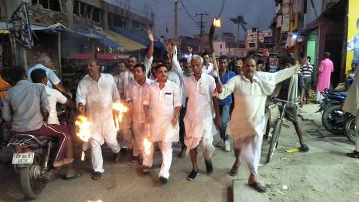THV_JanSuraaj's tweet photo. पेट्रोल डीजल तथा रसोई गैस की कीमतों में टैक्स के नाम पर केंद्र सरकार द्वारा की गई लूट के खिलाफ कल के भारत बंद की पूर्वसंध्या पर मसाल जुलूस निकालकर स्थानीय लोगों का समर्थन मांगा।
जनता सरकार की कुनीतियों से पूरी तरह से खफा है। यह बन्द आम लोगों का बन्द है।
@shaktisinhgohil https://t.co/UUwFbKWlGu