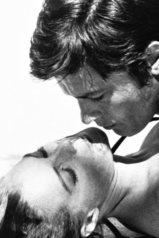Intornoai50's tweet photo. Alain Delon and Romy Schneider in La Piscine, 1969
#SundayPool https://t.co/ihC0t3Ewp2