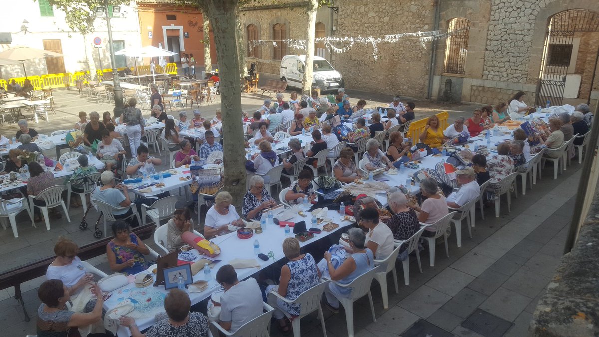 XIVa Trobada de Randeres. Gran feina de l'Associació de Randeres i Brodadores de #Bunyola. #SantMateu18 #Bunyolatestim