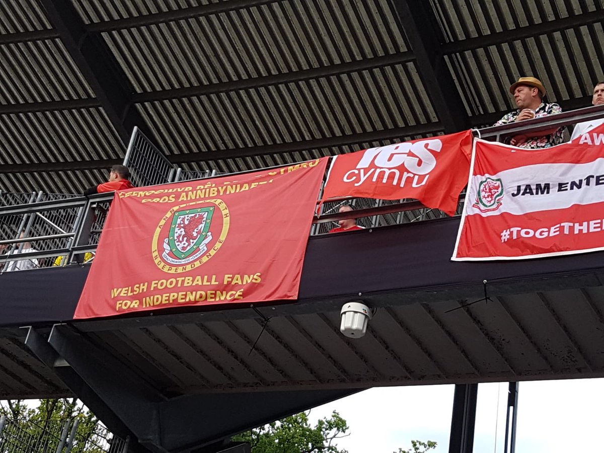 Flags are out at the match in Aarhus ✊ #indywales #annibyniaeth <a href="/speedy3williams/">Christopher Williams #821</a> <a href="/AdamBell_88/">Adam Bell</a> <a href="/AndrewBenji/">Andrew Benjamin</a> <a href="/YesCymru/">YesCymru</a>