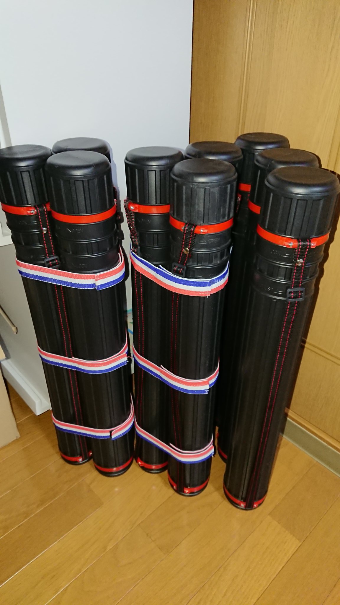 画像 ダイソーの300円書類ケースにポスター入れてったら９本になって収納とは捨てることって遠い目してる あ でも折れないし掃除しやすいし 今まではcad紙が入ってたで Matomehub まとめハブ