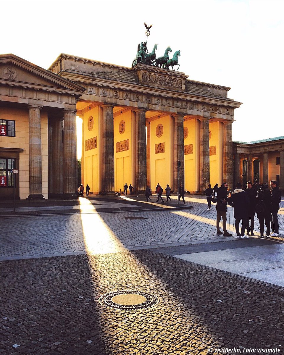 visitberlin's tweet photo. Auf den Spuren der Berliner Mauer – Die besten Tipps: https://t.co/XIpRSKMl2q 😉 https://t.co/LzUGKLMz9o