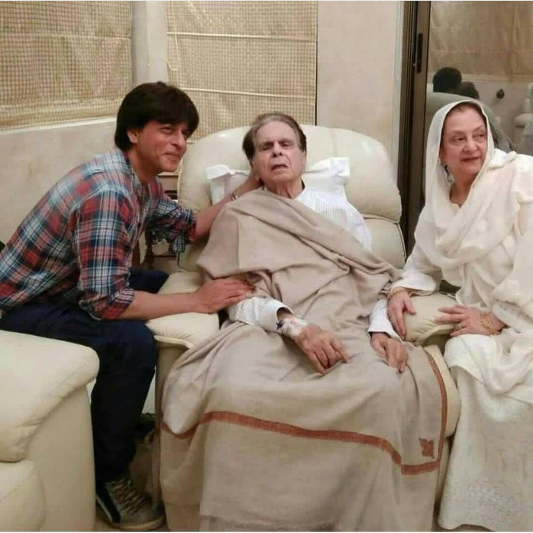 ShowbizAndNewz's tweet photo. Shahrukh Khan made a visit to Dilip Kumar! May he get well soon! ❤️
#shahrukhkhan #bollywood #dilipkumar #manyprayers #celebrity @iamsrk @TheDilipKumar https://t.co/H008llqXha