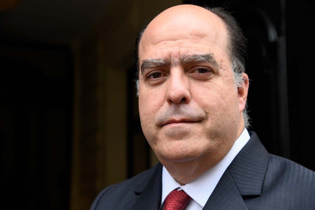 Brand_TOfficial's tweet photo. Invitaron a este Colaborador, Traidor de Cejota @JulioBorges 👈Ira hablar es de Elecciones, Dialogo y darle mas Oxigeno al Régimen.
👇👇👇👇👇👇👇👇 
 Julio Borges es invitado a reunión del Consejo de Seguridad de la ONU para hablar sobre Venezuela https://t.co/ESJN5D5z5M … https://t.co/qVm3Qe1d3M