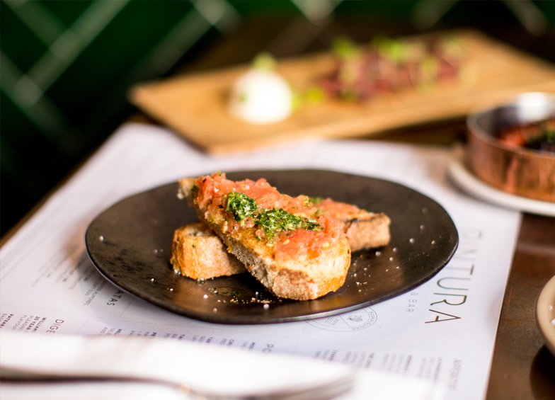 Our Express Lunch menu "Comida Rapida" offers up 2 delicious dishes and a side for only £9.95. Why not check out our menu for lunch... bit.ly/2QheDOE
#tapas #expressmenu #pinturakitchen