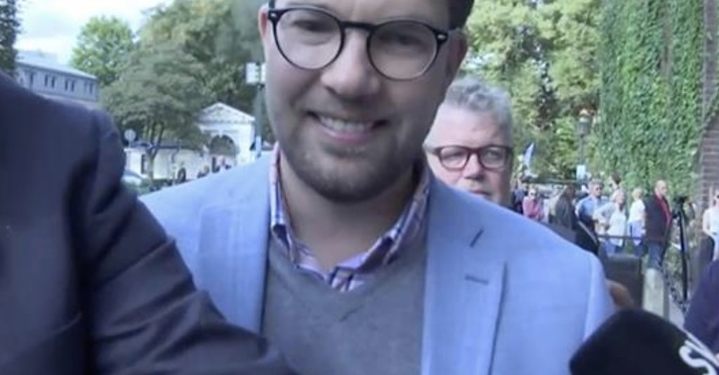 Expressen's tweet photo. Efter Åkessons skratt mot SVT-reportern. Sabina Rasiwala, HR- och kommunikationsdirektör på SVT kommenterar: ”Jimmie Åkesson är i sin fulla rätt att neka SVT en intervju men det försämrar förutsättningarna för SVT att ge medborgarna saklig information och analys av valet” https://t.co/9VwK1vsQks