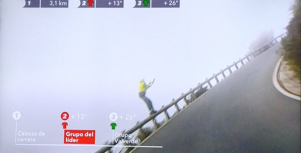 Ya sabemos que la imagen es pelín borrosa, pero había que felicitar a este guardia civil de #Tráfico que daba seguridad hoy a <a href="/lavuelta/">La Vuelta</a> camino de Covadonga 
...a veces hay que tener mucha imaginación, equilibrio y valor para estar en el sitio preciso y evitar accidentes 👏👏👏