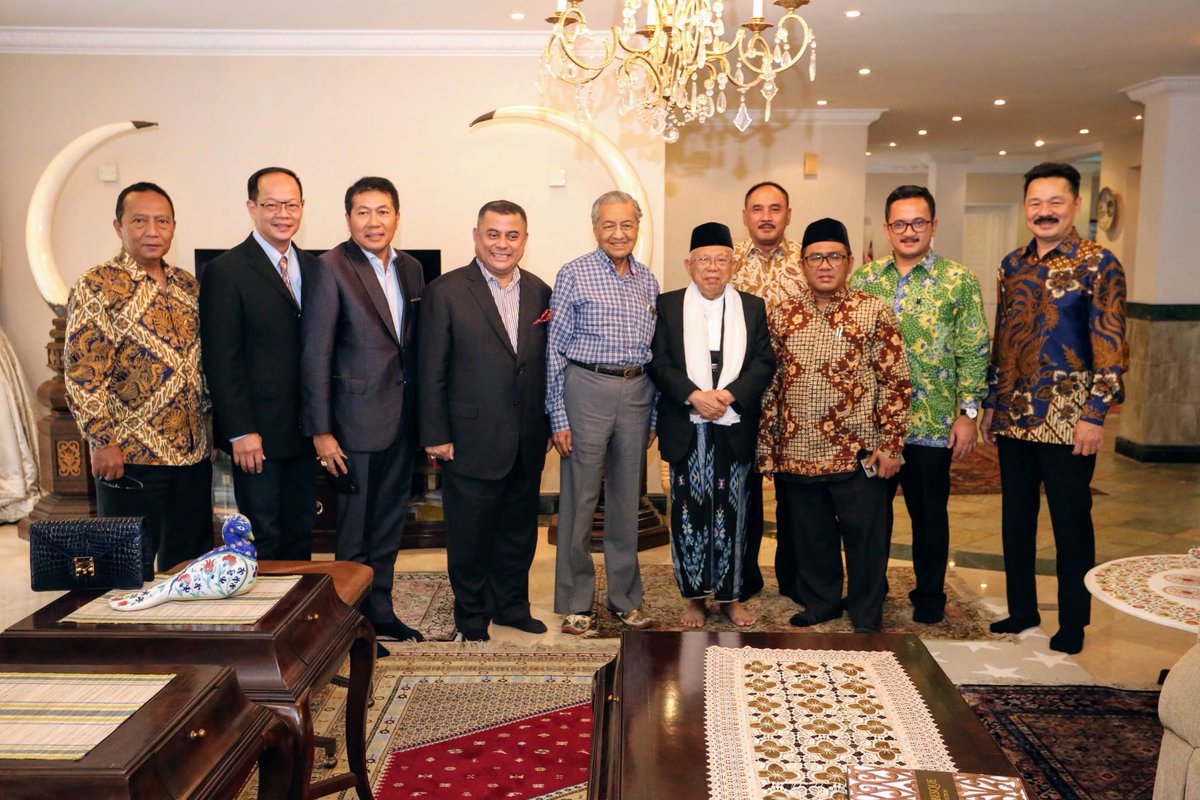 Dubes Rusdi Kirana dampingi Ketua MUI Prof K.H. Ma’ruf Amin silaturahmi dgn PM Malaysia Tun Mahathir Mohamad. Silaturahmi ini sgt akrab dan bahas a.l. kerjasama Islam Moderat Indonesia-Malaysia,ekonomi dan KH Ma’ruf Amin mhn dukungan Tun Mahathir thd PMI.(KL,8-9/09/2018)