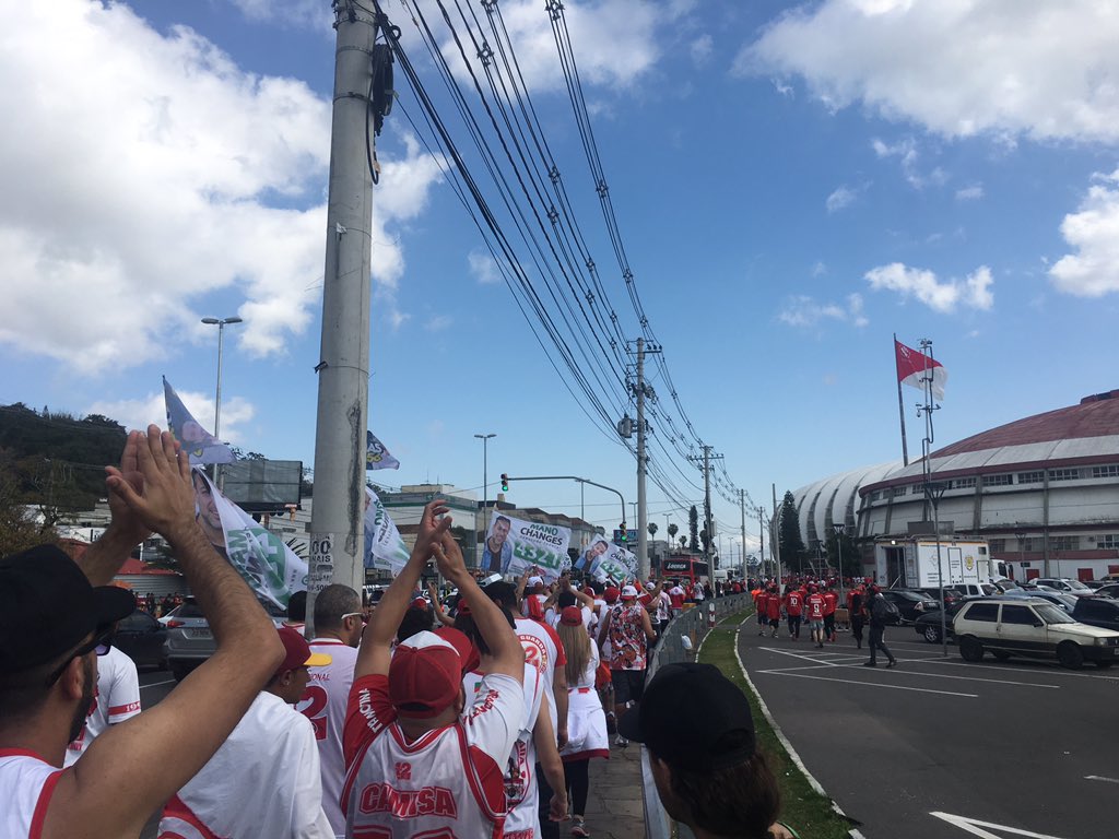 transitogzh's tweet photo. Colorados chegam torcendo ao Beira-Rio para o clássico #Grenal https://t.co/jHSHJFLNrt