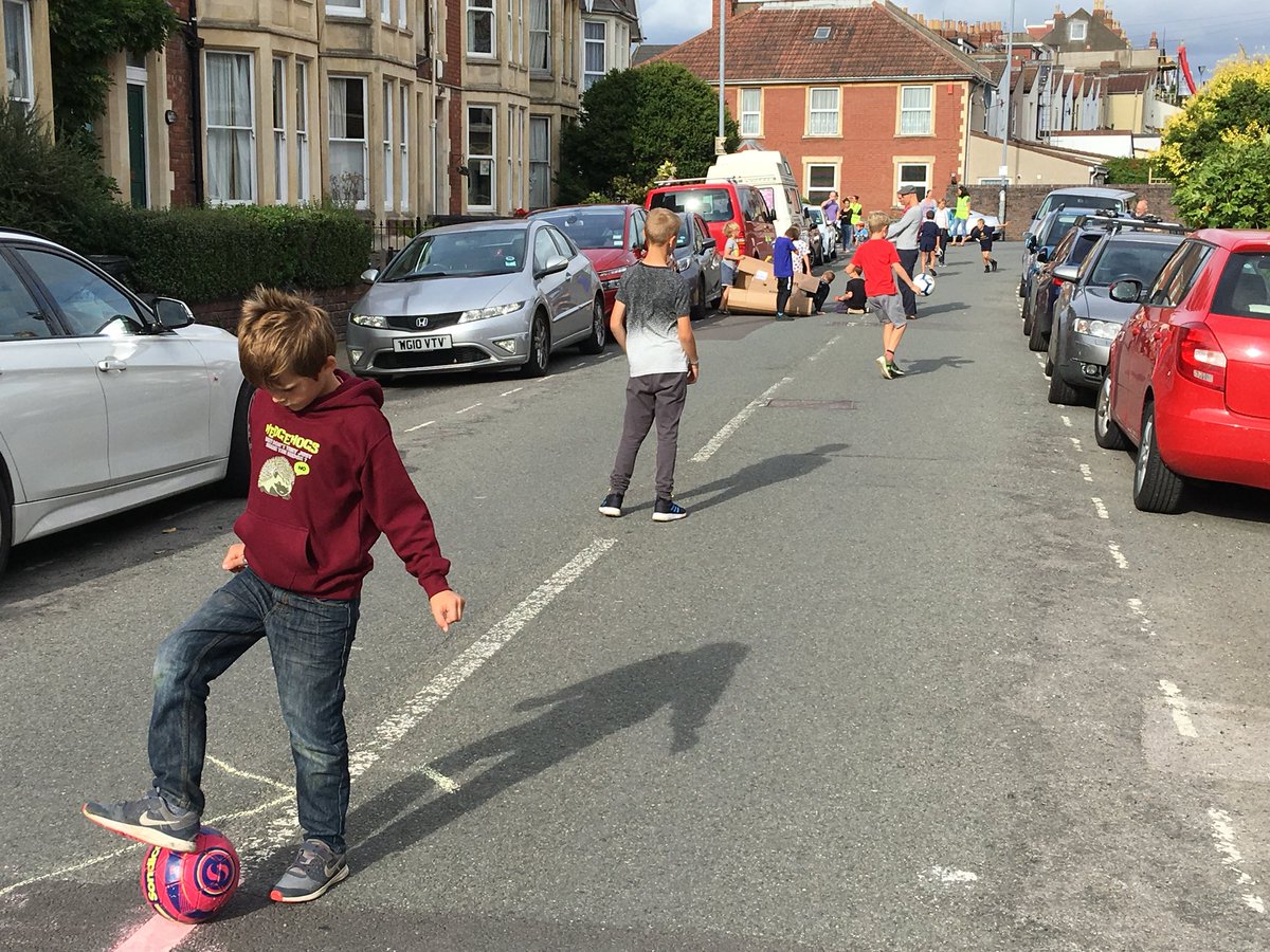 aliceplayingout's tweet photo. After a couple of “fallow” years, #playingout has restarted on my street! At least 30 kids aged 2-18 and lots of happy grown-ups!. https://t.co/8RGtnUjg6N