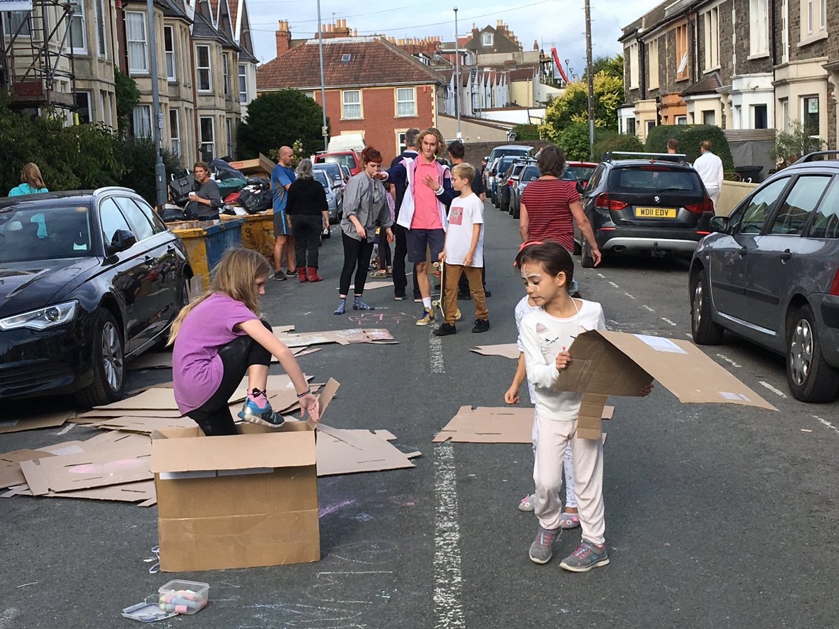 aliceplayingout's tweet photo. After a couple of “fallow” years, #playingout has restarted on my street! At least 30 kids aged 2-18 and lots of happy grown-ups!. https://t.co/8RGtnUjg6N
