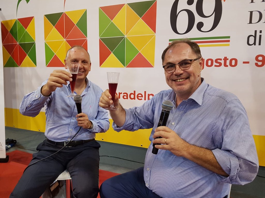 marcogatti23's tweet photo. Gran finale di @FieraPeperone con “Confessione” laica di @Massolon a @lucaubaldeschi vicedirettore de @LaStampa e brindisi al bellissimo incontro e a questa splendida edizione della Fiera !!! https://t.co/ED7vemGhUV