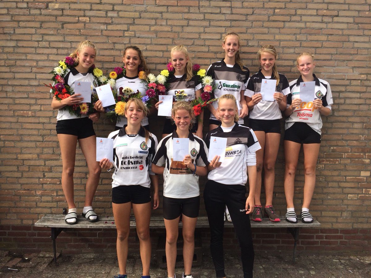 PripperWorkum's tweet image. Meisjes d.e.l. a en b klasse te Workum. De prijswinnaars. #kaatsen #workum #KNKB @knkb @kaatsnieuws @kaats