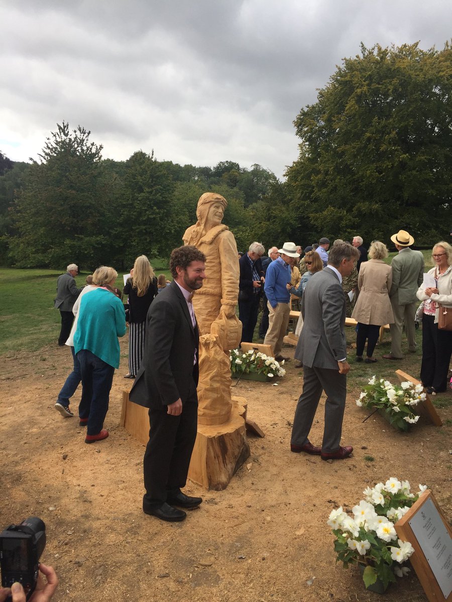 ‘Airman’ carving unveiled ⁦@HighclereCastle⁩ by ⁦@treecarving⁩ and Lord Carnarvon #HeroesAtHighclere