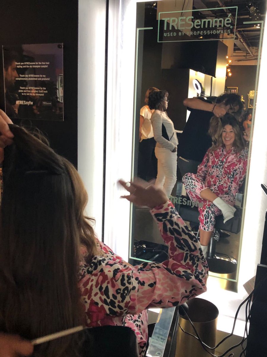 <a href="/lulivilarino/">Lucía Vilariño</a> pasó a lookearse por el TRESalon en Spring Studios antes de entrar al desfile: ondas rotas fue su elegido ✨#TRESemméenNYFW <a href="/TRESemmeARG/">TRESemmé Argentina</a>