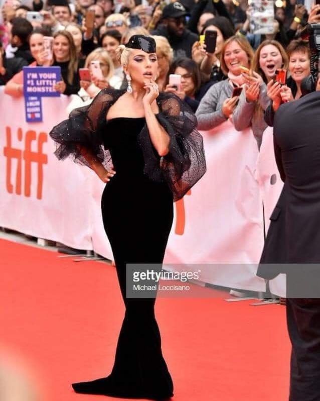 LeShakerPop's tweet photo. Lady Gaga et Bradley Cooper à l'avant première du film #AStarIsBorn dans lequel ils détiennent les rôles principaux. https://t.co/jvgLYmDKIJ