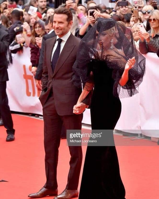 LeShakerPop's tweet photo. Lady Gaga et Bradley Cooper à l'avant première du film #AStarIsBorn dans lequel ils détiennent les rôles principaux. https://t.co/jvgLYmDKIJ