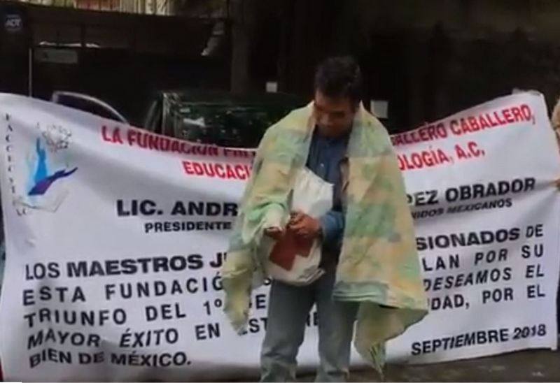 ElInformanteMX's tweet photo. Manifestante se intenta #inmolar frente a casa de #transición de #AMLO
https://t.co/vMHzzhdUkH https://t.co/r0kuyzlFjD