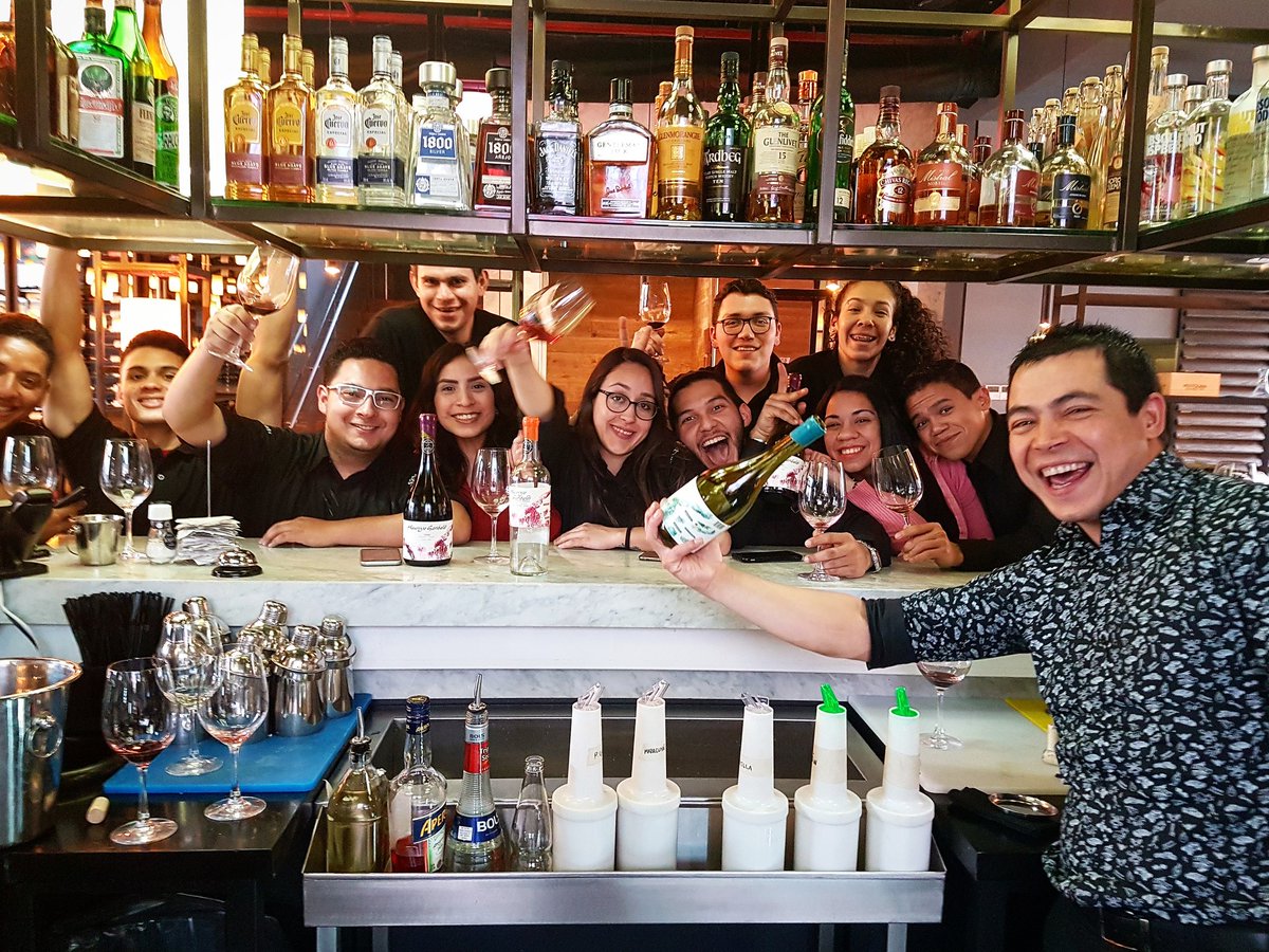 Probando los vinos con el equipo de <a href="/barrica94/">Barrica94</a> en mall vivo los trapense. Pura buena onda gente linda!! Gracias!! 🍷😍