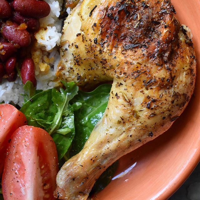 SofritoProject's tweet image. Kept it low-maintenance for #sundaydinner this afternoon! 👍🏽 Roasted #spatchcocked chicken seasoned with #herbesdeprovence, fresh cracked pepper, and salt along with lemon slices and pats of butter under the skin for extra flavor. 🍋 Paired my favorit… ift.tt/2QimvQc