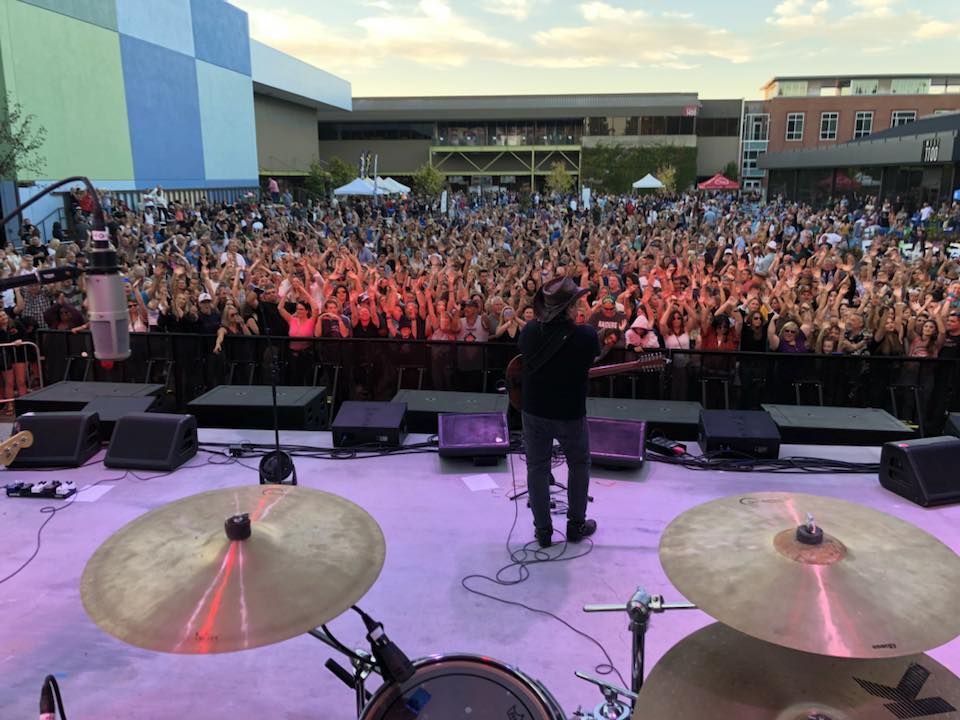 pettytheft's tweet photo. #LearningToFlyTour2018 Oh my my... @somoconcerts โ#UltimatePartyโ lived up to be. โAnd the sun went down...โ BIG THX to the whole team, to everyone who came out, @TaintedLoveSF @superdiamond @ForeverlandBand for putting on a great show! Next Stop: @LodiGrapeFest Oh Hell Yes! https://t.co/3x1scpI0EY