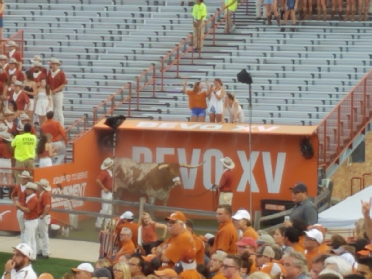 MichaelAusTx's tweet photo. #Longhorns Win 🤘 #HookEm not pretty but a W. #UT #Austin #ATX #Texas #Tailgating #40acers #BarBQ #TXCRAFTBEER 🍺 #CraftBeer #Angus #Cheeseburger #CheeseBurgerInParadise #CollegeFootball🏈 #Big12 #Football @YETICoolers #Yeti @TwistedXBrewing #Lifestyle #Blog #KCCO #Foodie #BevoXV https://t.co/sp7luJSYW8