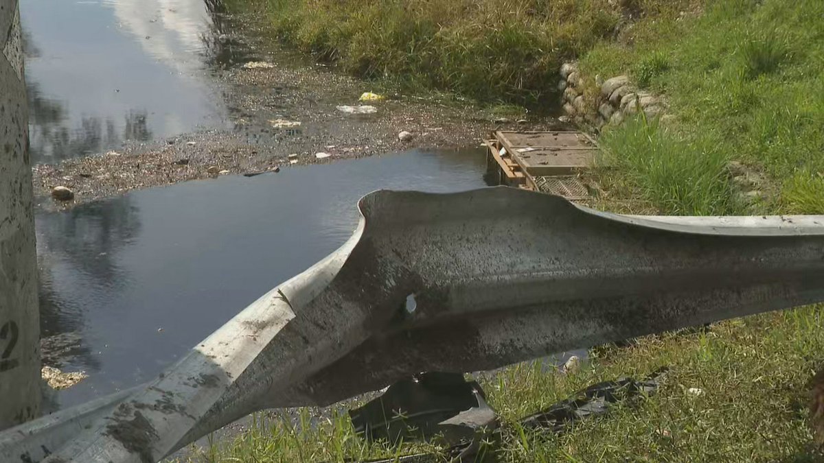 UPDATED: Good Samaritans save driver after car plunges into Miami-Dade canal bit.ly/2wWuHgc https://t.co/GYwLyol2Ca