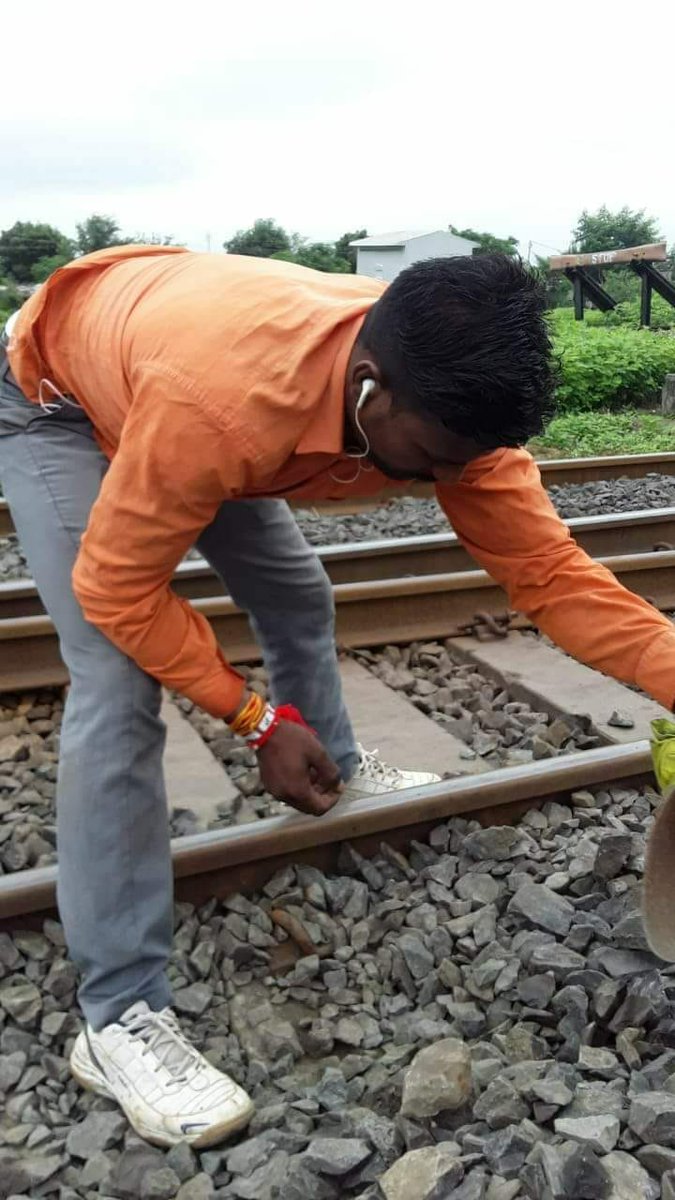 arpweir's tweet photo. @ShivaGopalMish1 @RailSamachar टूल्स जितने भी हल्के कर लें। मगर काम करने की इच्छा जरूरी है। यूनिफॉर्म के पैसे लेकर न पहनना, सेफ़्टी का ध्यान न रखना। सेफ्टी जैकेट न पहनना। कान‌ में ईयर फोन लगाकर ट्रैक पर आना। दुर्घटनाओं पर पी वे अभियंताओं को दोष देना। क्या ऐसे भला होगा? https://t.co/V9pNUCmHmH