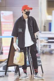 Tenth: FASHIONISTAYou won't get bored with Daniel. He constantly changes his hairstyle, hair color, his earrings, accessories, shoes & outfit styles. He has great taste in fashion. He even makes airport as his runway & his airport fashion is always talk of the town. #강다니엘