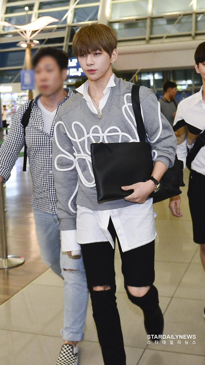 Tenth: FASHIONISTAYou won't get bored with Daniel. He constantly changes his hairstyle, hair color, his earrings, accessories, shoes & outfit styles. He has great taste in fashion. He even makes airport as his runway & his airport fashion is always talk of the town. #강다니엘