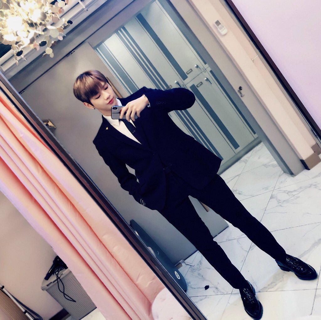 Tenth: FASHIONISTAYou won't get bored with Daniel. He constantly changes his hairstyle, hair color, his earrings, accessories, shoes & outfit styles. He has great taste in fashion. He even makes airport as his runway & his airport fashion is always talk of the town. #강다니엘